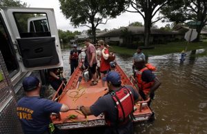 Intensas lluvias durante la noche causaron desbordamientos y cerraron autopistas en la zona de Houston.  Foto: AP