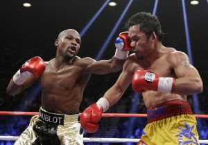 Tras conocer la decisión de los jueces, la fiesta de Floyd siguió entre abucheos, con los cuales se marchó de la arena por uno de sus pasillos. Foto: AP