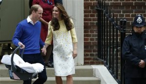 El príncipe Guillermo, izquierda, y Catalina, la duquesa de Cambridge con su hija recién nacida al salir del hospital St. Mary en Londres el sábado 2 de mayo de 2015. La princesa se llamará Carlota Isabel Diana, se anunció el lunes 4 de mayo. (Foto AP/Alastair Grant)