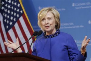 En esta foto del 29 de abril del 2019, Hillary Rodham Clinton habla en un acto en Nueva York. Clinton se propone establecer desde ahora una distinción con los republicanos sobre la inmigración no autorizada, apuntando a un camino a la ciudadanía como elemento esencial de toda iniciativa en el Congreso. (Foto AP/Mark Lennihan)