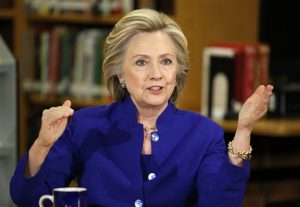 Clinton dijo que cualquier reforma a las leyes de inmigración debe incluir un sendero a la "ciudadanía completa e igual". Foto: AP