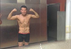 A sus 52 años el César del Boxeo luce todavía su abdomen de "lavadero". Foto: Tomada de Twitter