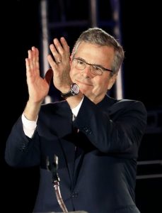 Jeb Bush aplaude al público luego de hablar ante la Conferencia Nacional sobre Liderazgo Hispano Crisitiano en Houston el 29 de abril del 2015. Fue su segunda presentación en un acto de hispanos en una semana y reflejó su interés en cortejar ese voto con miras a las elecciones presidenciales del 2016. (AP Photo/Pat Sullivan)