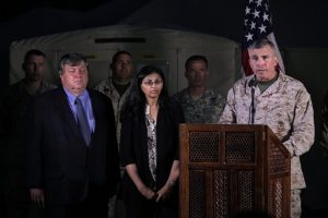 El teniente general John E. Wissler, a la derecha, habla durante una rueda de prensa en Katmandú, Nepal, el 15 de mayo de 2015. right, speaks during a press meet in Kathmandu, Nepal, Friday, May 15, 2015. Los cuerpos de las ocho personas que viajaban en un helicóptero de los marines estadounidenses desaparecido esta semana durante una misión humanitaria en Nepal han sido localizados, señaló el ejército nepalí el sábado. (AP Foto/Niranjan Shrestha)