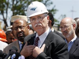 El alcalde de Filadelfia Michael Nutter, izq., y el gobernadr de Pennsylvania Tom Wolf, der., escuchan al presidente y director general de Amtrak, Joseph Boardman, declarar la posición del ferrocarril sobre un accidente mortal, el 14 de mayo del 2015 en Filadelfia. (AP Foto/Mel Evans)