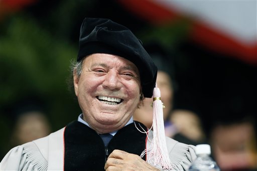 Julio Iglesias recibe doctorado honorario de Berklee