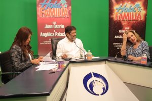 La actriz y cantante Laura Zapata fue invitada de la emisión del programa radiofónico dominical "Hola familia", conducido por Juan Osorio y Angélica Palacios, señaló que se encuentra feliz de retomar su carrera como cantante. Foto: Notimex