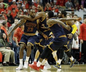 LeBron James es felicitado por sus compañeros tras conseguir el enceste de la victoria sobre los Bulls. Foto: AP