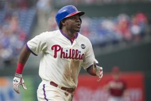 Maikel Franco de los Filis de Filadelfia recorre las bases tras batear un jonrón en el octavo inning ante los Diamondbacks de Arizona, el domingo 17 de mayo de 2015. (AP Foto/Laurence Kesterson)