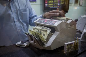 En México, el 10 de mayo, Día de las Madres, supone una de las dos temporadas donde se registra un mayor volumen de transferencias o envíos de dinero por parte de los mexicanos que viven en el extranjero. Foto: AP