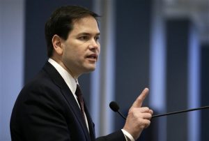 En esta fotografía de archivo del 28 de abril de 2015, el senador precandidato presidencial republicano Marco Rubio habla en Los Angeles. (Foto AP/Jae C. Hong, File)