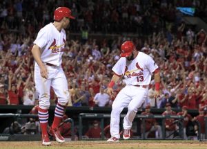 Matt Carpenter, derecha, anota la carrera de la victoria de los Cardenales de San Luis en un error de lanzamiento del receptor Jordan Pacheco, de los Diamondbacks de Arizona, en el noveno inning del encuentro del miércoles 27 de mayo de 2015, en San Luis. Los Cardenales ganaron 4-3. (Foto AP/Jeff Roberson)