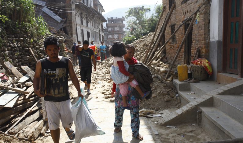 Llega a siete mil 557 el número de muertos por terremoto en Nepal