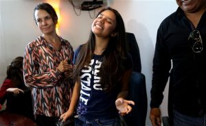 La niña mexicana Alondra Luna Núñez sonríe después de una rueda de prensa a su llegada al aeropuerto internacional de Guanajuato, en Silao, México, el miércoles 22 de abril de 2015. La niña, de 14 años, fue llevada erróneamente a Estados Unidos. Agentes de Interpol ubicaron a la menor en Guanajuato como parte de un mandato de una jueza mexicana que había recibido una notificación de Estados Unidos de que había sido sustraída ilegalmente por su padre hace algunos años, lo cual resultó que fue una equivocación. (Foto AP/Mario Armas)