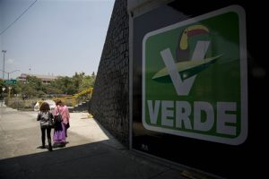 Para intelectuales y activistas que han pedido su disolución, el Partido Verde no es más que una fachada para el PRI, el partido en el gobierno. Foto: AP