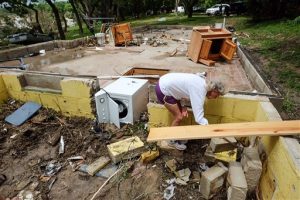 Varias personas estaban desaparecidas y los daños fueron enormes de un frente de tormentas que se extendió desde el Golfo de México en el sur hasta la frontera entre Estados Unidos y Canadá. 