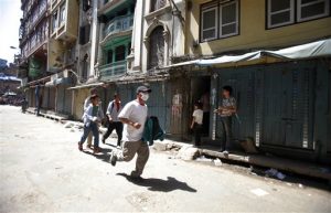 Un hombre nepalí corre para ponerse a salvo tras el segundo gran terremoto que sacudió a Katmandú, la capital de Nepal, en menos de tres semanas. Foto: AP