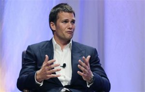 El quarterback Tom Brady, de los Patriots de Nueva Inglaterra, habla durante un evento en la Universidad Estatal de Salem, Massachusetts, el jueves 7 de mayo de 2015. (Foto AP/Charles Krupa, Pool)