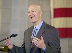 El gobernador Pete Ricketts ha mantenido la posición de que aquellos que ingresaron sin autorización al país no deberían recibir beneficios destinados a los residentes legales. Foto: AP