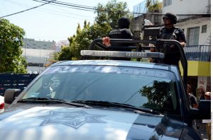 Agentes de las policías Federal y Estatal de Seguridad Pública detuvieron a nueve personas con siete armas largas tipo fusil AK-47. Foto: Agencia Reforma 