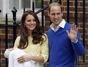 Catalina la duquesa de Cambridge y el príncipe Guillermo sonríen al presentar a su hija recién nacida frente al hospital St. Mary's en Londres en una fotografía del 2 de mayo de 2015. La princesa se llamará Carlota Isabel Diana, se anunció el lunes 4 de mayo. (Foto AP/Kirsty Wigglesworth, archivo)