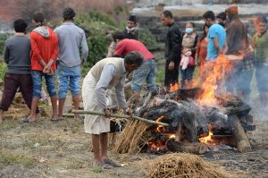 La gente menos afectada del distrito de Gorkha ha comenzado a regresar de manera gradual a sus actividades diarias. Foto: Notimex