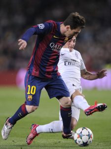 Barcelona's Lionel Messi, left, escapes PSG's Marco Verratti during the Champions League quarterfinal second leg soccer match between FC Barcelona and Paris Saint Germain at the Camp Nou Stadium in Barcelona, Spain, Tuesday, April 21, 2015. (AP Photo/Manu Fernandez)