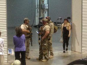 Miembros del Departamento de Policía de Garland montan guardia dentro del Curtis Culwell Center, el domingo en Garland, Texas. Foto: AP