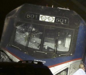 Esta imagen, tomada el 12 de mayo de 2015, muestra un vidrio rodo en la cabina de un tren Amtrak tras su descarrilamiento en Filadelfia. El FBI ha sido instado a investigar si el vidrio delantero del tren fue golpeado por un objeto poco antes del mortal accidente. (Elizabeth Robertson/The Philadelphia Inquirer via AP)  MANDATORY CREDIT  PHIX OUT; TV OUT; MAGS OUT; NEWARK OUT