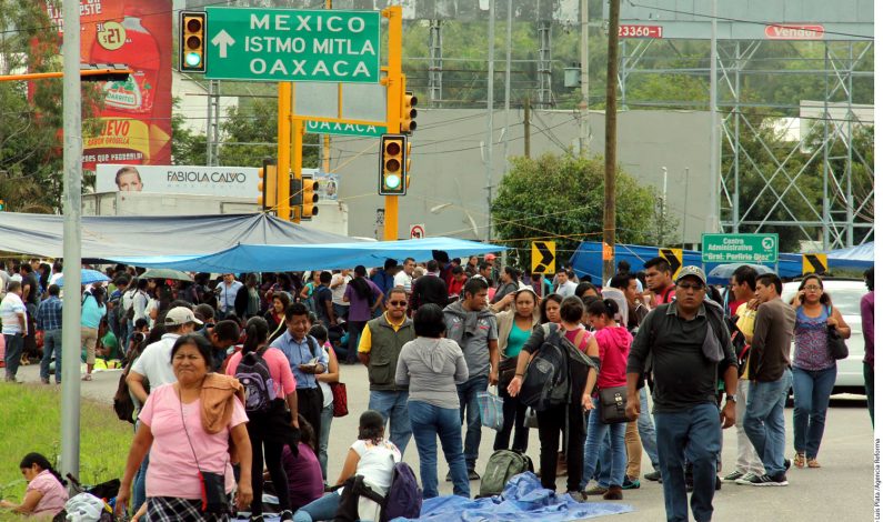 Maestros toman el aeropuerto de Oaxaca