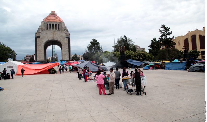 Maestros despejan explanada del Monumento