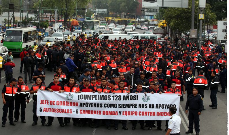 Bomberos arman protestas en el DF