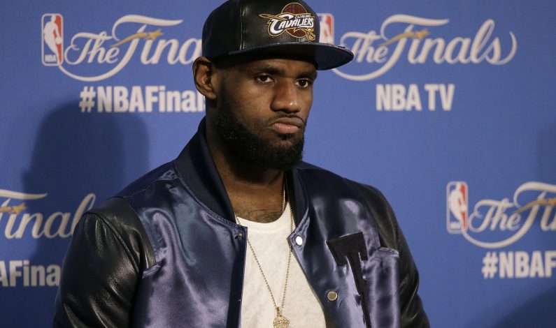 LeBron James optaría por ser agente libre