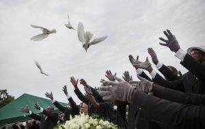 Unas personas liberan palomas durante el sepelio de Ethel Lance, una de las nueve personas que fueron asesinadas en un tiroteo en una iglesia negra de Charleston hace una semana. Foto: AP