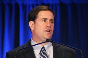 Doug Ducey, gobernador de Arizona. Foto: AP