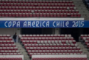 Una hamburguesa con patatas fritas y bebida o un tradicional emparedado “Barros Luco” tiene un valor cercano a los 12 dólares en los estadios. Foto: AP