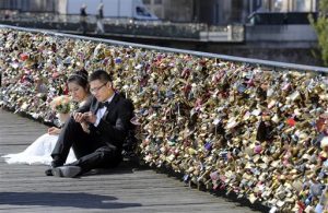 La ciudad está desmantelando el popular puente donde miles de enamorados. Foto: AP