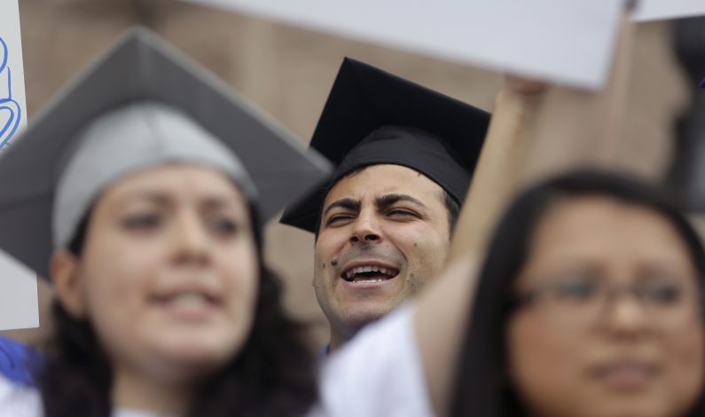 Migrantes celebran continuidad de colegiaturas a bajo costo