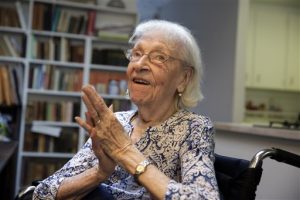 En esta foto del 29 de mayo del 2015, la artista cubana Carmen Herrera durante una entrevista en su estudio en Nueva York. Herrera, quien cumplió 100 años el domingo 31 de mayo, dice que todavía tiene muchas ideas que quiere poner en sus lienzos. (AP Foto/Richard Drew)