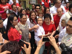 Carmen Salinas demuestra su popularidad. Foto: Cortesía