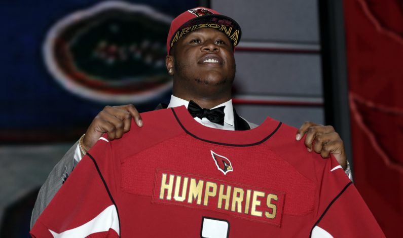 Firma Cardenales a su primera selección colegial, D.J. Humphries