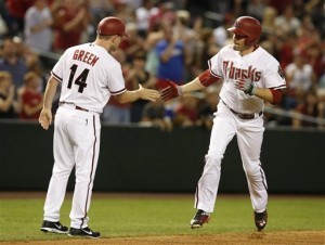 El jugador de los Diamondbacks de Arizona A.J. Pollock, derecho, celebra con el tercera base Andy Green en el séptimo inning después de pegar de un jonrón de dos carreras contra los Bravos de Atlanta durante su juego de béisbol el martes 2 de junio de 2015 en Phoenix, Arizona. (AP Foto/Rick Scuteri)