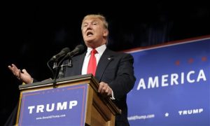 El precandidato presidencial republicano Donald Trump charla con sus simpatizantes en un acto de campaña el martes 16 de junio de 2015 en Des Moines, Iowa. (Foto AP/Charlie Neibergall)