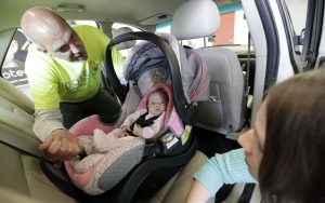 La escena trágica es poco común en Arizona, pero sucede a menudo que padres de familia olvidan a sus hijos dentro del vehículo. Foto: AP