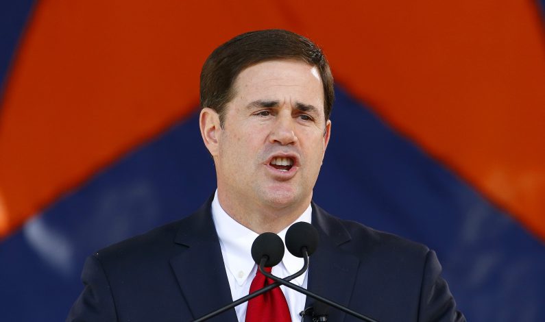 Ducey promete menos impuestos  y más apoyo a familias vulnerables