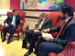 El gobernador de Arizona, Doug Ducey, a la izquierda, conversa con los empresarios Xavier García de Quebedo, presidente del Grupo México, al centro, y Fernando López Guerra, presidente de Ferromex, a la derecha en la capital mexicana. Foto: AP