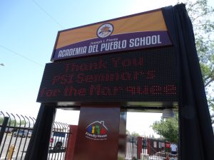 El nuevo anuncio le da la bienvenida a los estudiantes y maestros de la Academia del Pueblo. Foto: Mixed Voces