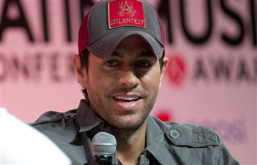 Enrique Iglesias sale bien de cirugía