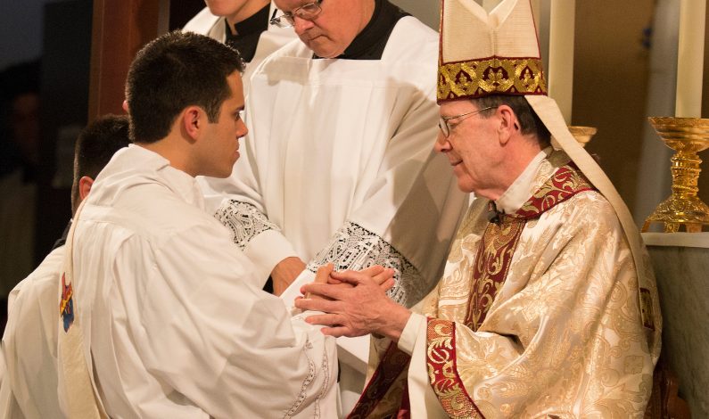 Histórica ordenación sacerdotal de joven hispano