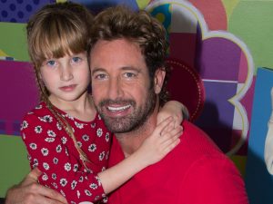 Gabriel Soto es un papá muy consentidor con sus dos princesas Elisa Marie, con él en la foto, y con Alexa Miranda de un año de edad. Foto: Cortesía Fisher-Price